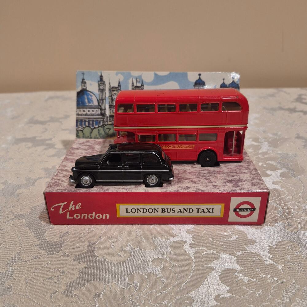 The Oxford Diecast 1:76 Scale London Bus and Taxi Gift Set (Model LD004)